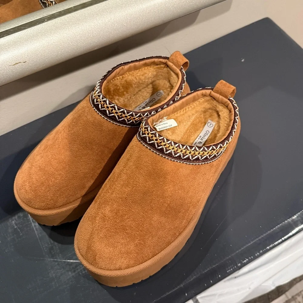 Slippers - Picture 1 of 3